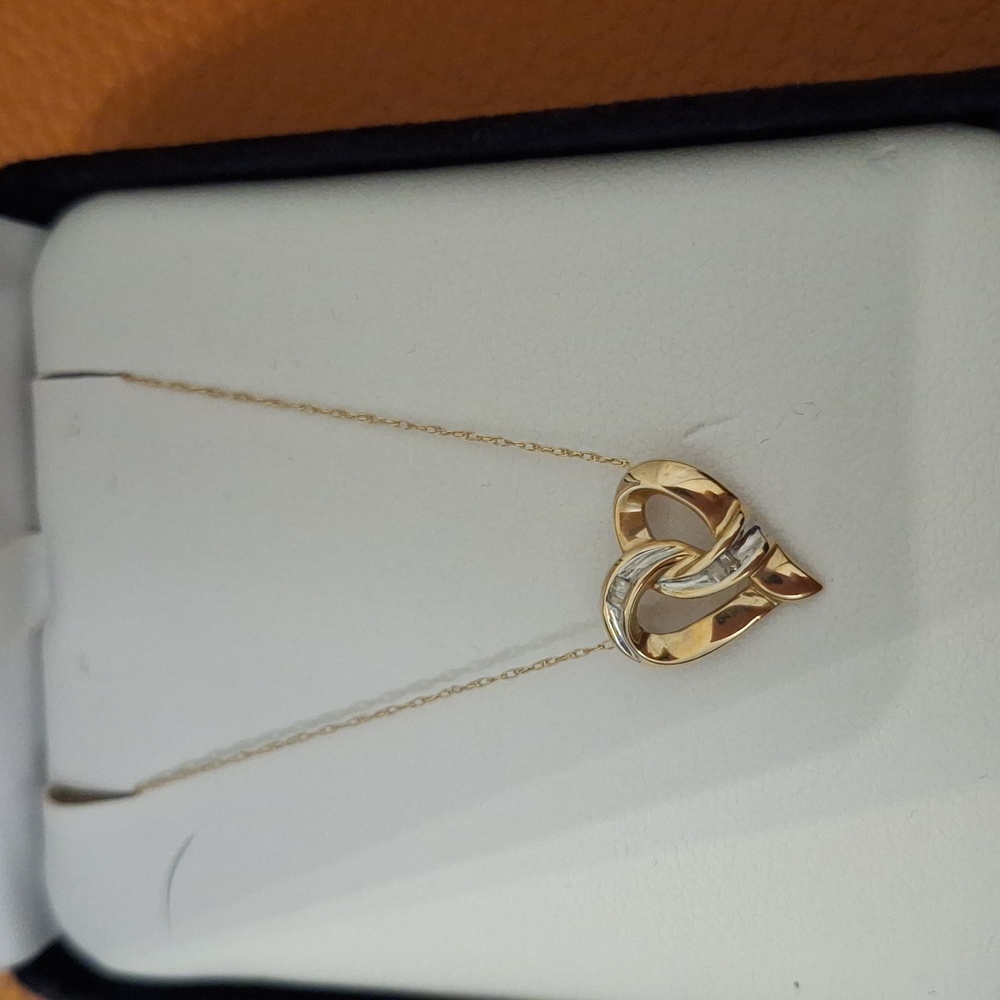 Ladies 10kt yellow gold heart necklace